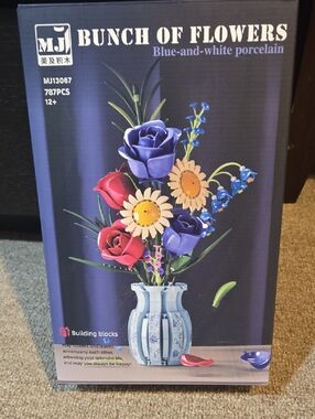 Lego Type Puzzle Set Brand New! Bunch of Flowers Blue-and-White Vase Floral Set